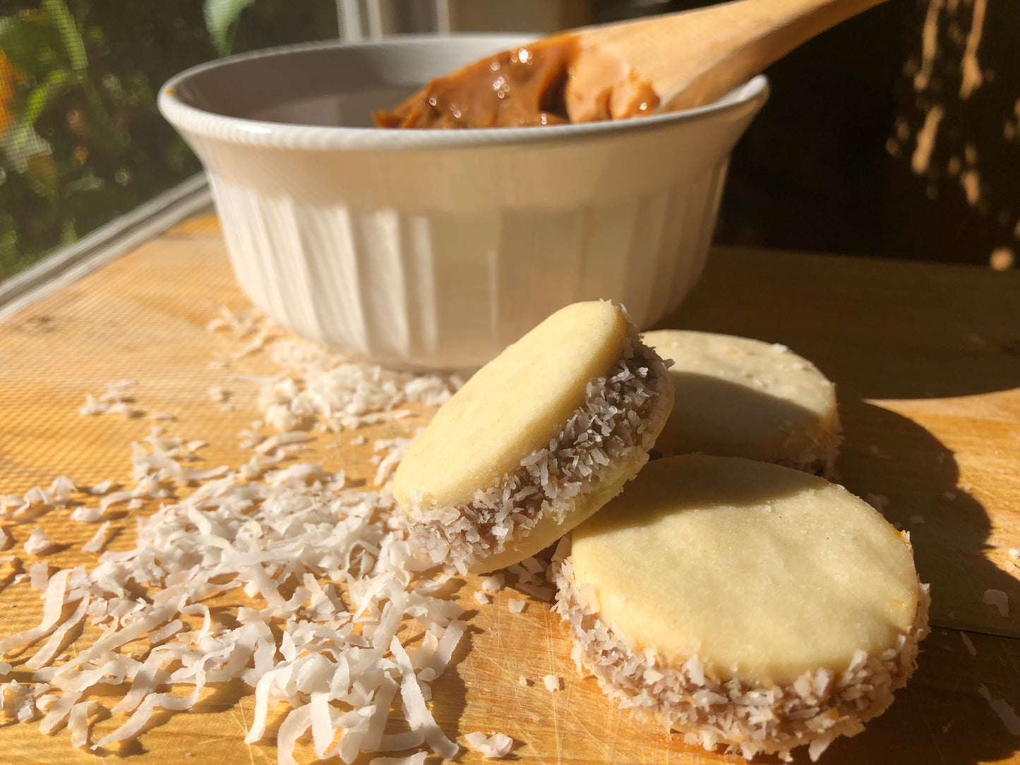 Coconut Cornstarch (Maicena) Dulce de Leche Alfajores