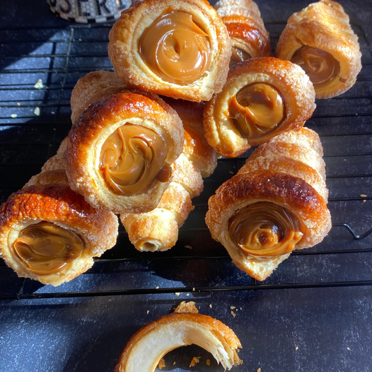 Pastry Horns with Dulce de leche