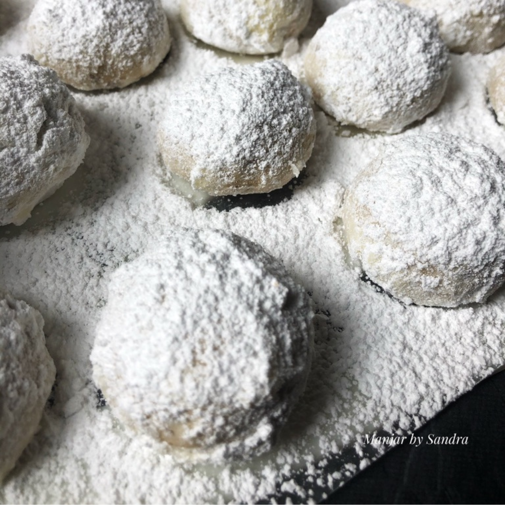 Snowball pecan cookies